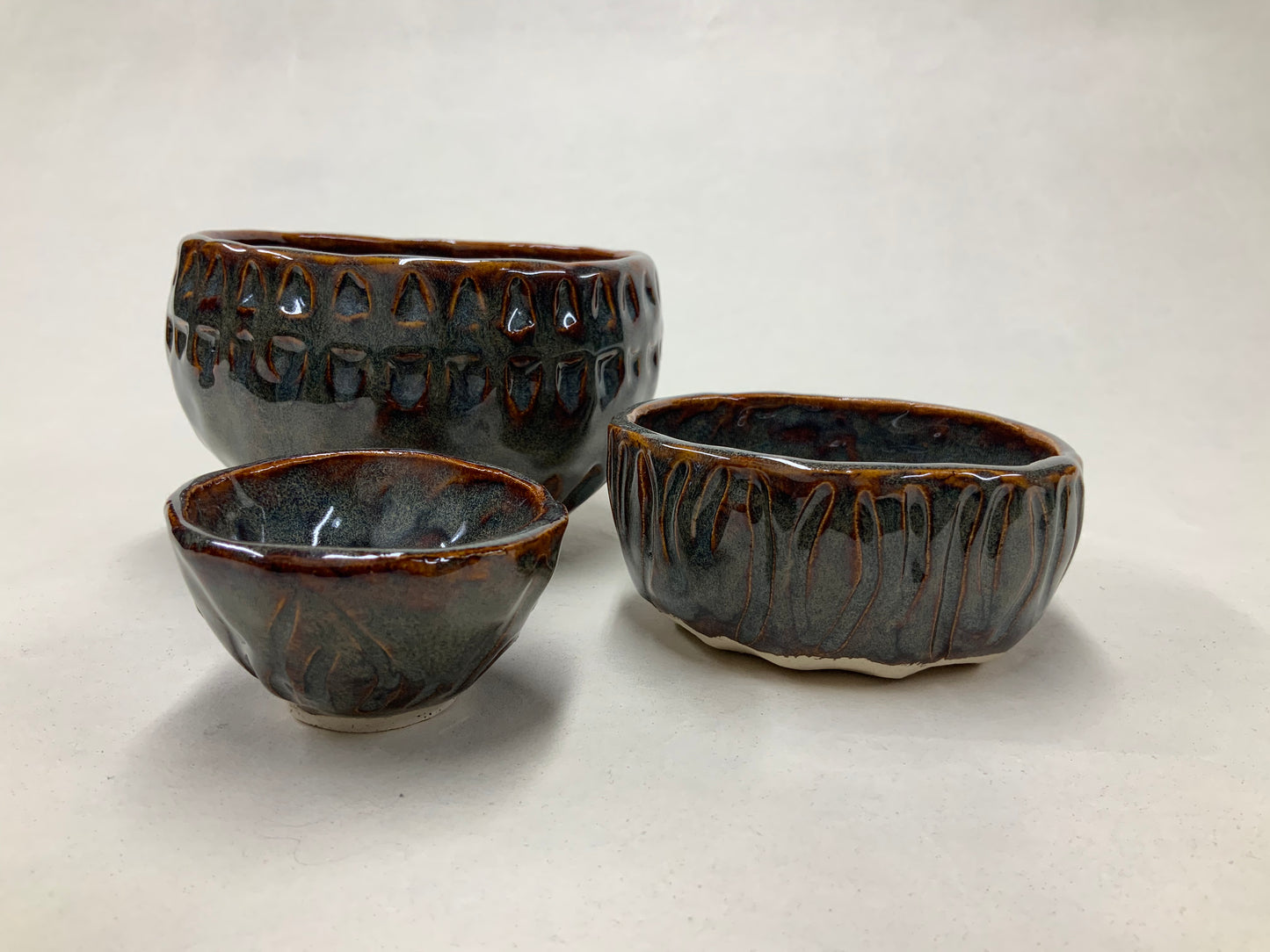 Textured nesting bowls