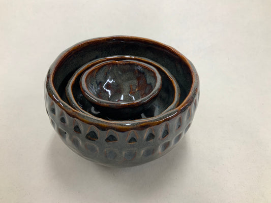 Textured nesting bowls